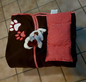 1 weiche Decke, 1Kirschkernkisse mit Wärmeanleitung, 1 weicher kleiner Kuschelhund