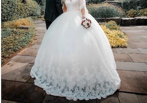 Brautkleid  mit Brautstrauß und Brautschleier 