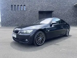 BMW 330 COUPÈ / M PAKET / AUTOMATIK / SCHALTWIPPEN