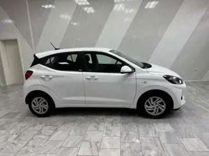 Hyundai i10 1.0 5-türig Select 8x bereift