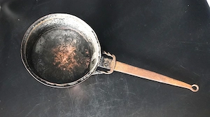 Antike Kupferpfanne   22 cm, massiv, Griff aus Gusseisen, ca. 19. Jhd aus Europa