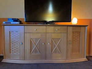 Geräumiges Sideboard aus hellem Holz für dein Wohnzimmer