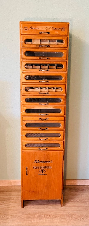 Nähgarnschrank 1920er Ackermanns, Goldene Schlüssel,   Industrie-Design, Gläser vorhanden