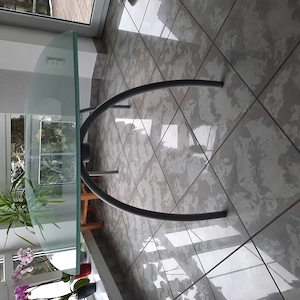 Glastisch mit Metallbeinen