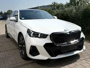 BMW 550 5er Plug-In-Hybrid 550e xDrive Aut. M Sport Bowers  Wilkins Panorama Carbon 360Kamera VOLLL