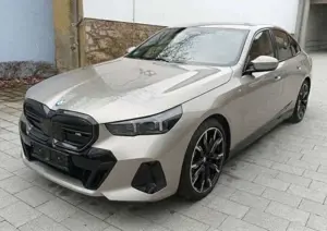 BMW i5 M60 xDrive Head UP AHK Komfortsitz Lenkradh. ACC Leder Ambiente