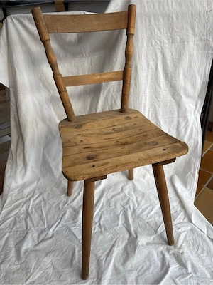 Alter Massivholzstuhl Bauernstuhl aus Holz restaurierungsbedürftig, schöner Vintage-Charme