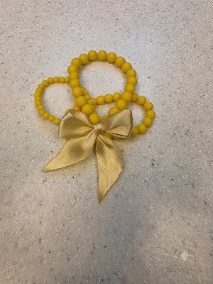 suße gelbe kunststof  armbaender mit goldgelber schleife
