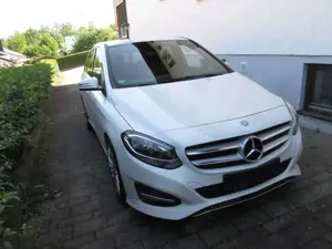 Mercedes-Benz B 220 B 220 4Matic 7G-DCT Style * Automatik * Allrad * AHK-schwenkbar * Vollleder Rot 