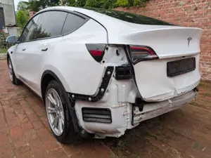 Tesla Model Y RWD Metallic Automatik Unfallschaden