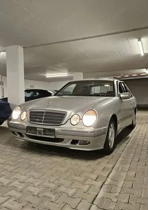 Mercedes-Benz 210/310 Mercedes W210 E200 Garagenfahrzeug, aus Rentne