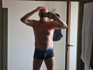XXL Mann 190  sympatisch, schlank ,gepflegt dazu im besten Alter sucht sie ( diskret) zum verwöhnen 