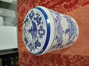 Handbemalte Delfter Blaue Keramikdose mit Deckel für Goudse Stroopwafels