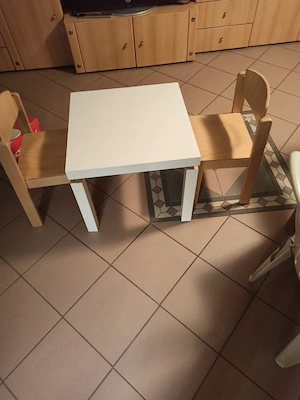 kinderstühle und Tisch