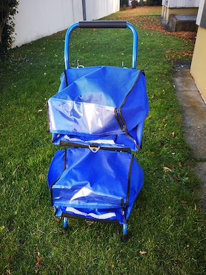Zeitungswagen mit grossen Taschen