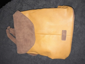  Neuer ockerfarbener Rucksack aus Glattlederart mit hellbraunen Details in Wildlederart 