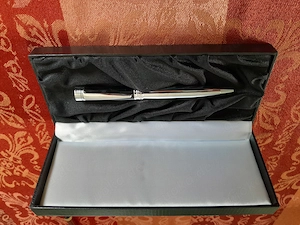 Schwarzer Cerruti 1881 Kugelschreiber mit silbernen Akzenten in Geschenketui