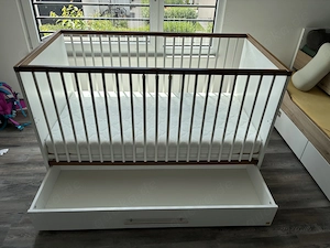 Kinder-Bett mit Gitter-Umrandung und ausziehbarer Schublade 