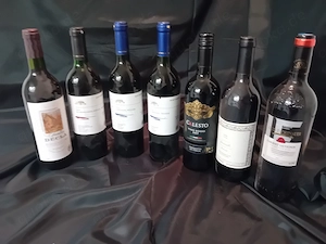 Viele Flaschen alter Wein