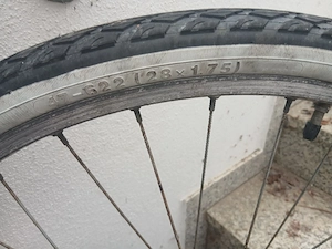 28 Zoll Vorderrad mit Mantel und Schlauch 