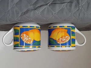 2 Tassen mit Deckeln