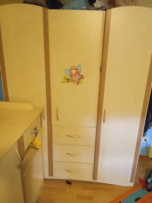 Kleiderschrank und eine Wickelkommode 