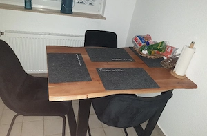 tisch mit 4 Stühlen 
