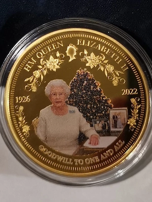 Wunderschöne Gedenkmünze "Queen Elizabeth II" 24 Karat vollvergoldet, Farbapplikation, PP, Samtsäckc