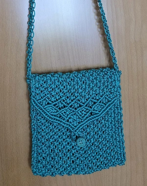 Häkeltasche Umhänge Form, grün, mit vorderem Knopfverschluss