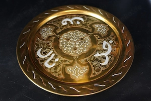 Antiker arabisch-islamischer Wandteller, Messing mit Einlegearbeiten, 29cm Dm.