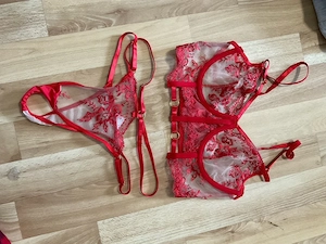 Rotes Spitzen-Traumset: Transparenter BH & Riemchen-String   intensiv veredelt