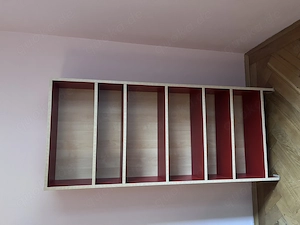 Rotes Bücherregal