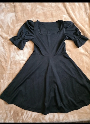 schwarzes kleid mit puffaermeln