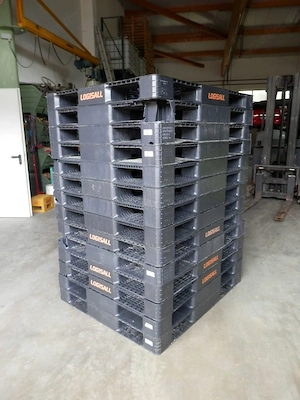14 Stück Kunststoffpaletten, Plastikpaletten mit Beschädigungen