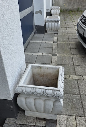 Schöne massive Blumentröge zu verkaufen.