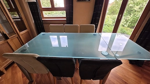 Esszimmertisch und Stühle mit Hussen