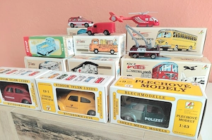13 neue Sammler Spielautos Autos von Kovap Retro im Original Karton