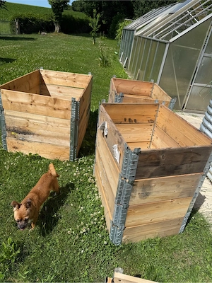 boxen aus holz als  hochbett nutzbar 