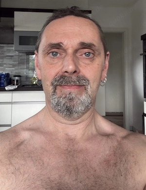 Suche Ihn (bevorzugt ab 60+) der mir bei der Intim Rasur zur Hand geht, bei Sympathie auch mehr..