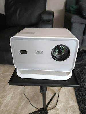 Beamer, Beamerstativ und hochziehbare 80 Zoll Leinwand