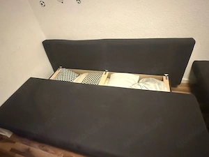 sofabett mit Kasten und 2 große Kissen und 2 kleine Kissen