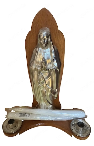 Hausaltar mit zwei Kerzen
