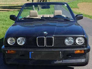 BMW 320 320i (E30)