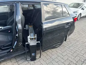 Toyota Avensis Kombi Edition = Rollstuhllift Ladeboy S2