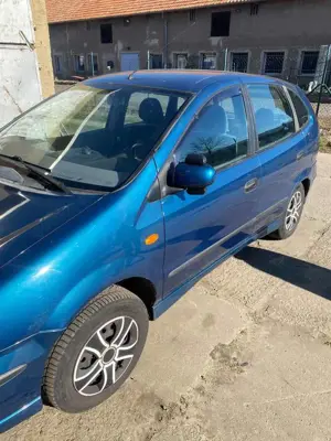Nissan Almera Tino