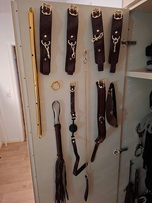 Gentle Dom sucht Cucki Paar zur Erziehung und Züchtigung der Stute