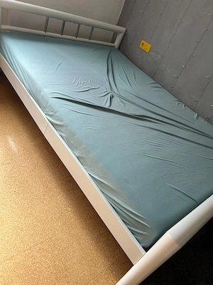 Metallbett, 1,40 inkl. Lattenrost und sauberer Matratze