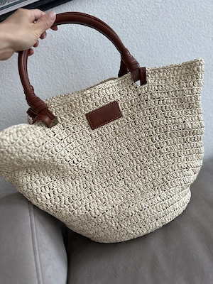 Raffia-Tasche im Sezane-Stil.