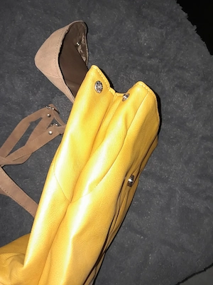 Neuer ockerfarbener Rucksack aus Glattlederart mit hellbraunen Details in Wildlederart  Bild 4