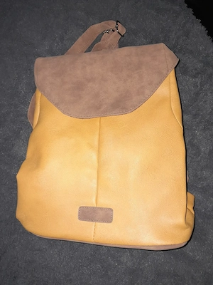  Neuer ockerfarbener Rucksack aus Glattlederart mit hellbraunen Details in Wildlederart 